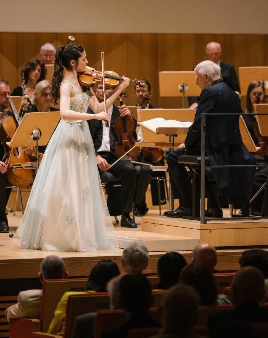 Andrés Orozco-Estrade und Maria Dueñas im 2. Saisonkonzert der Sächsischen Staatskapelle mit Lalo und Dvorak